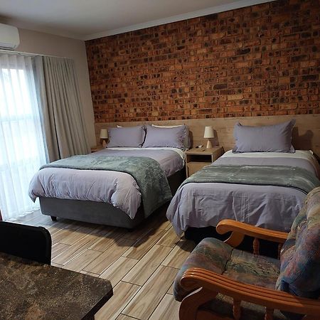 Twins Guest House Astoni Vanderbijlpark Kültér fotó